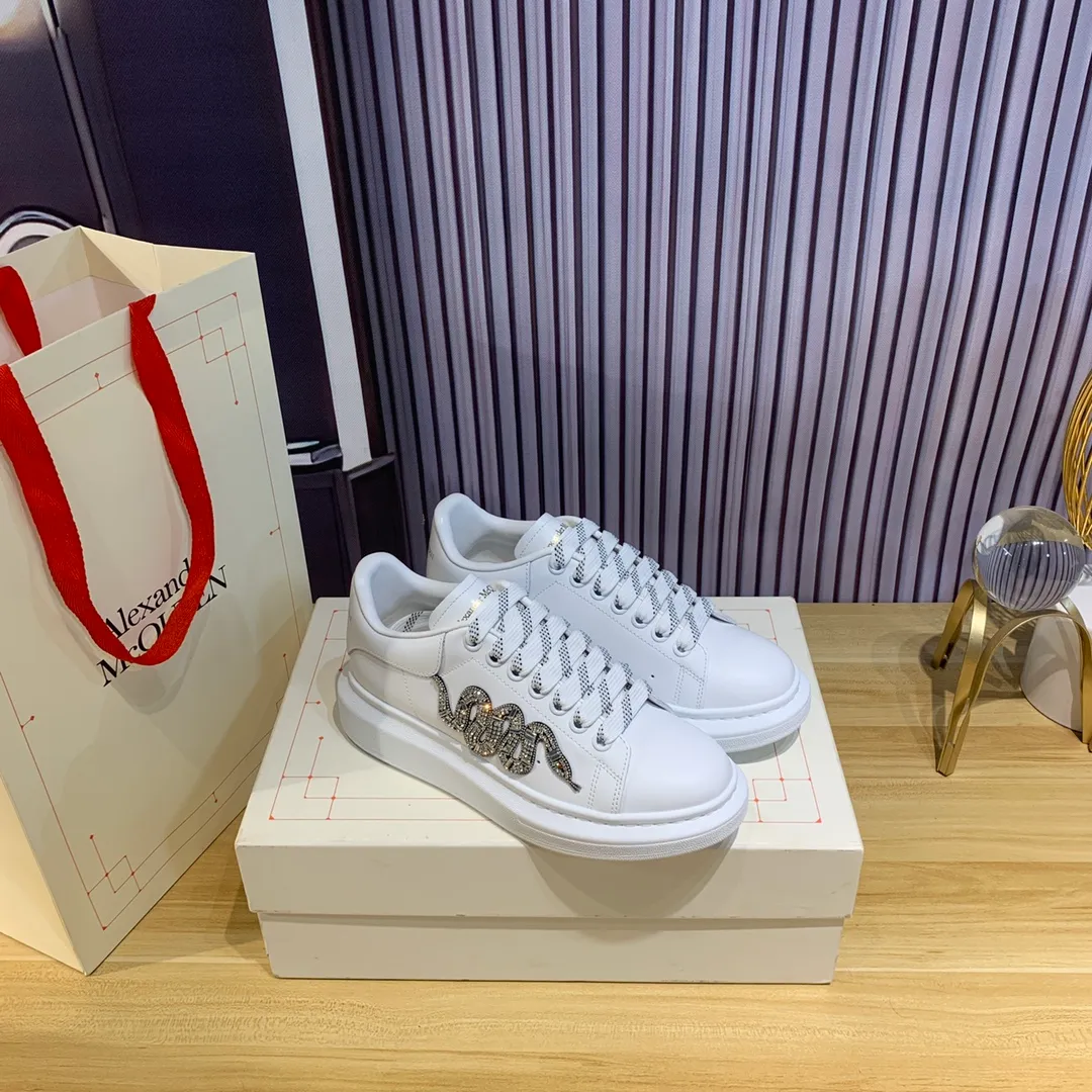 👟👟Ex-factory price 560👟👟Snake pattern professional McQueen factory. Top version. Couple model Alexander McQUEEN high version has been upgraded to the highest quality again✅.McQueen dad shoes 💪McQueen spring, summer, autumn and winter top version purchasing agent level✅ Recruiting national online and offline agents to join🤝 🏆Fabric: Original materials imported from Italy. Texture, water-resistant and non-discoloring 🏆Inner lining: ️A-grade Italian imported lining resistant to dirt, sweat-absorbent, breathable and comfortable 🏆Foot pads: top-grade imported Italian super-soft cowhide leather 🏆Outsole: PU+counter 1:1 🏆Shoe box: original white box. Plus white flip cover for double-layer protection. Cloth bag. Handbag. Certificate of 1:1 mold opening, 4-piece set. Delivered with a pair of shoelaces. 🖕🏿🖕🏿🖕🏿You can choose any pair of shoelaces in any color of our factory 🏆Code number: women’s 34-41. men’s 38-46 🏆Special remarks (women’s size 34.40.41, men’s size 38.45.46 is customized, no returns or exchanges) Win-win cooperation🤝